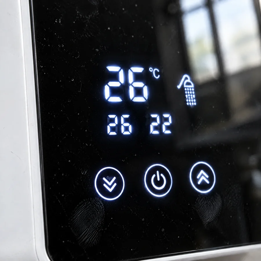 Panel táctil con la temperatura del agua en pantalla