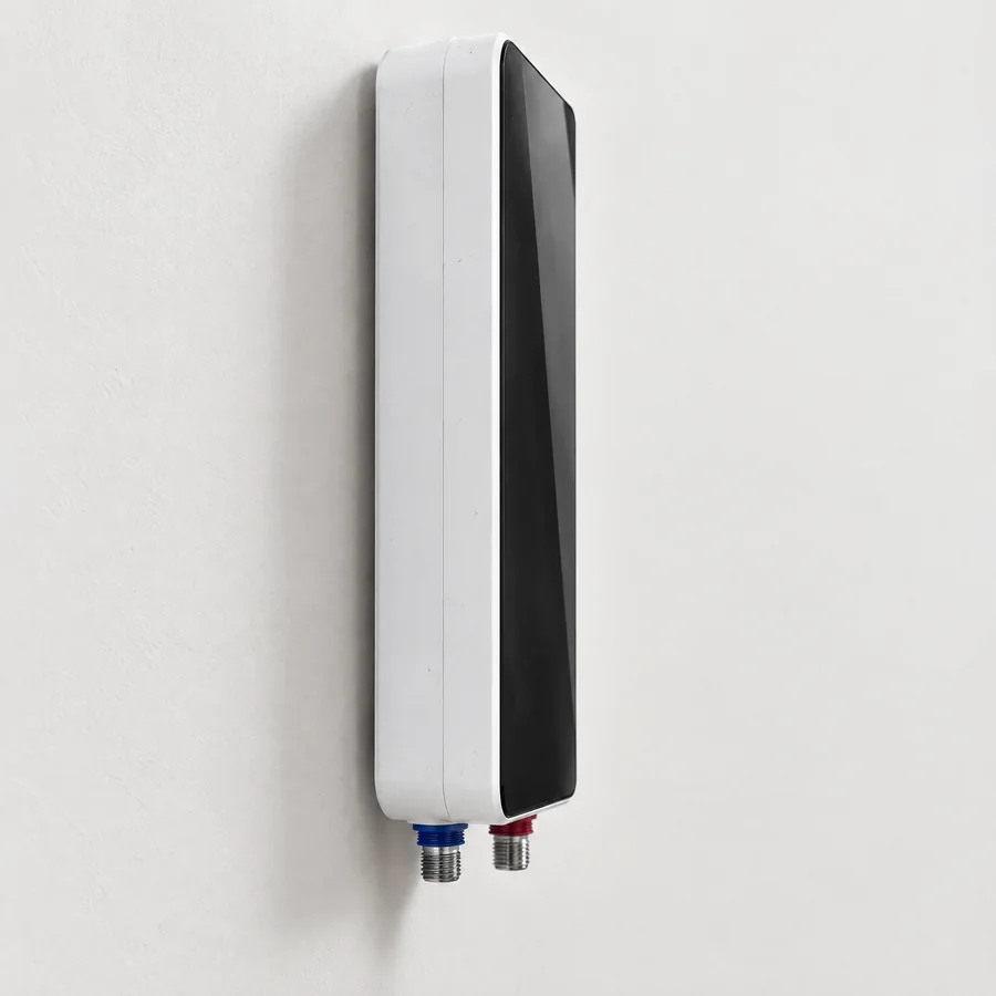 El aparato colgado en la pared sobre un lavabo pequeño