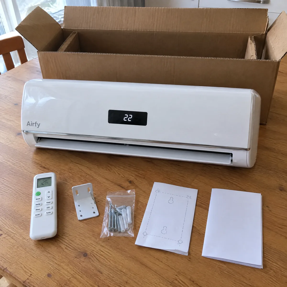 AirFy appena aperto con telecomando e staffa sul tavolo della cucina