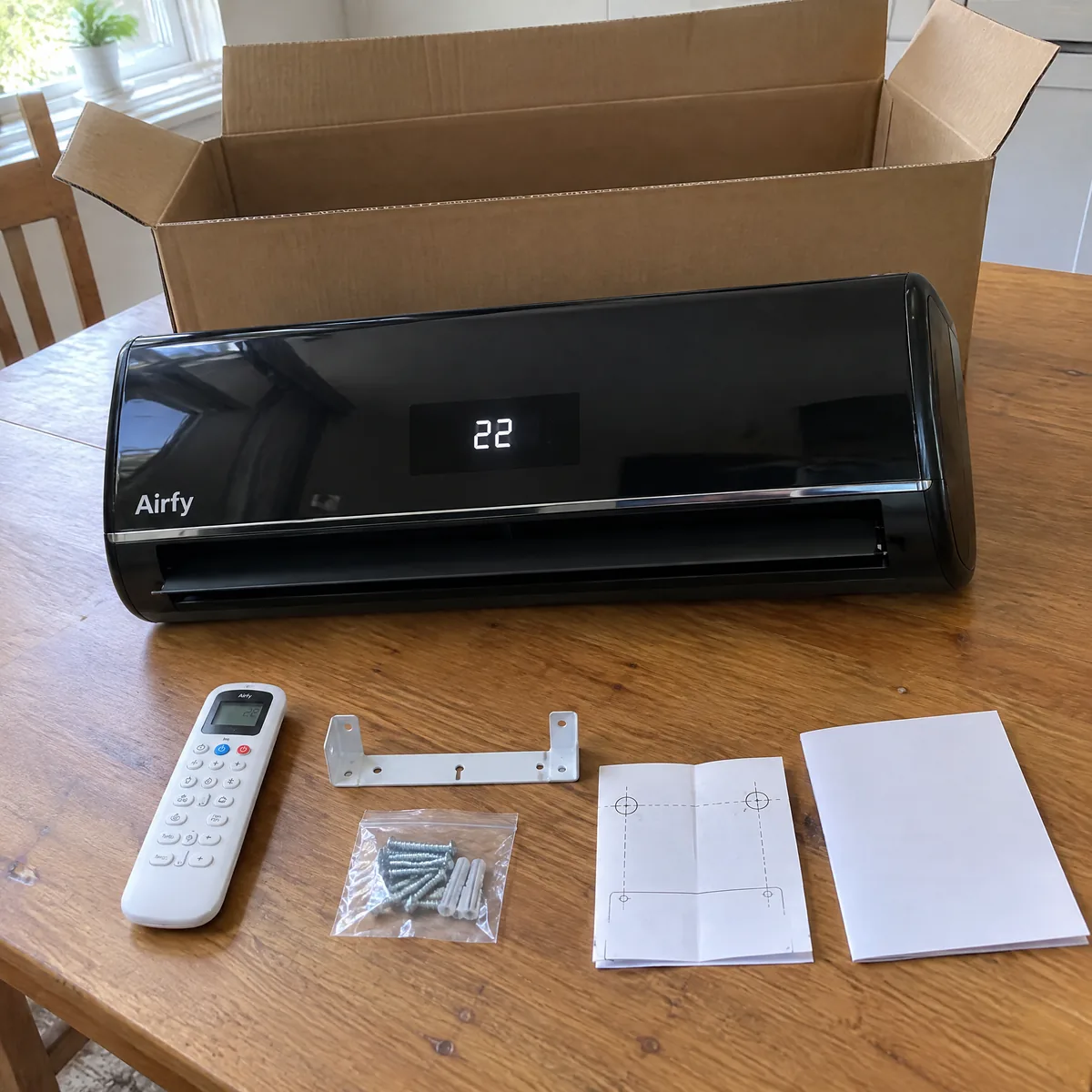 Ausgepacktes AirFy mit Fernbedienung und Halterung auf dem Küchentisch